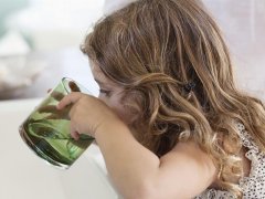正值秋季，小孩子要多喝水拒絕含糖飲料